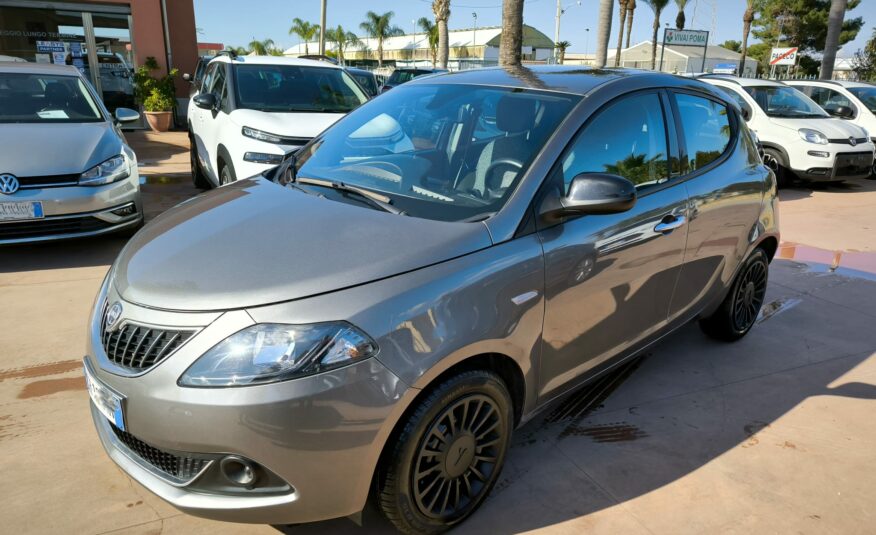Lancia Ypsilon 1.0 FireFly 5 porte S&S Hybrid Ecochic Silver