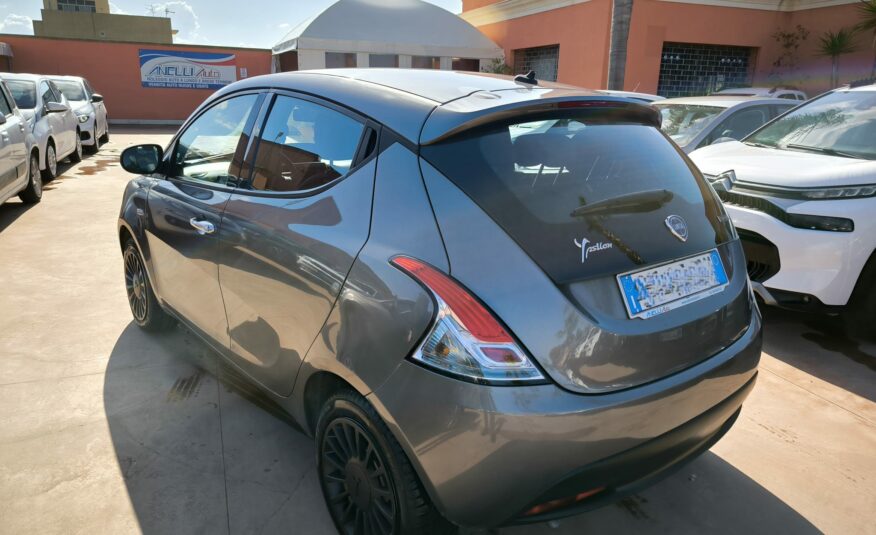 Lancia Ypsilon 1.0 FireFly 5 porte S&S Hybrid Ecochic Silver