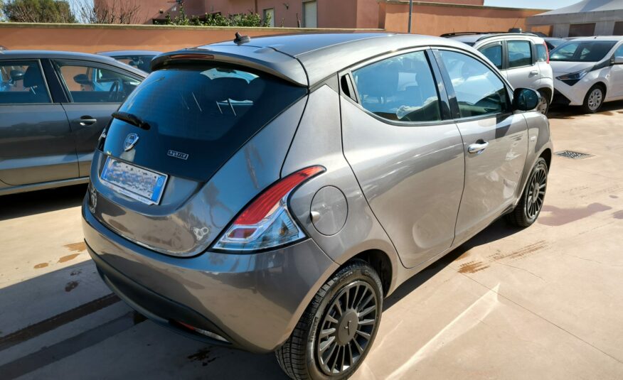 Lancia Ypsilon 1.0 FireFly 5 porte S&S Hybrid Ecochic Silver