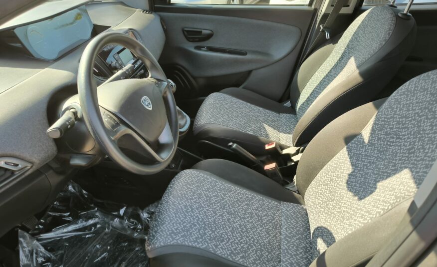 Lancia Ypsilon 1.0 FireFly 5 porte S&S Hybrid Ecochic Silver