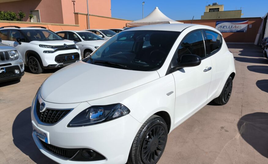 Lancia Ypsilon 1.0 FireFly 5 porte S&S Hybrid Ecochic Silver