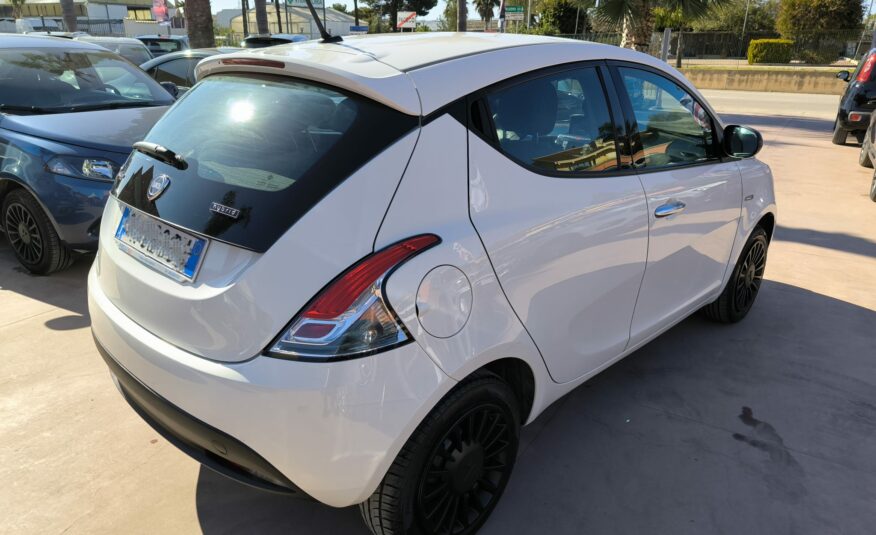 Lancia Ypsilon 1.0 FireFly 5 porte S&S Hybrid Ecochic Silver