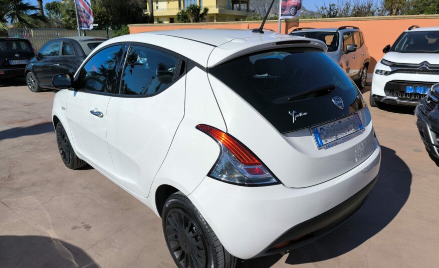 Lancia Ypsilon 1.0 FireFly 5 porte S&S Hybrid Ecochic Silver