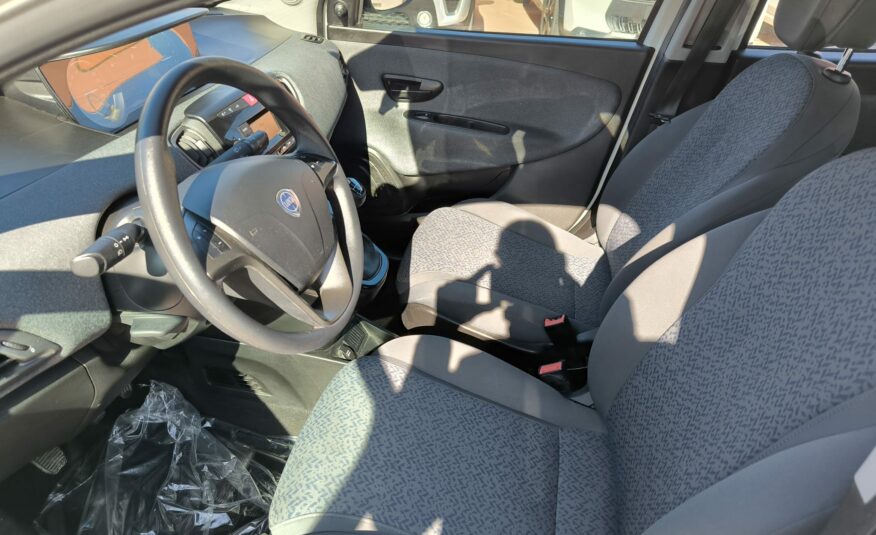 Lancia Ypsilon 1.0 FireFly 5 porte S&S Hybrid Ecochic Silver