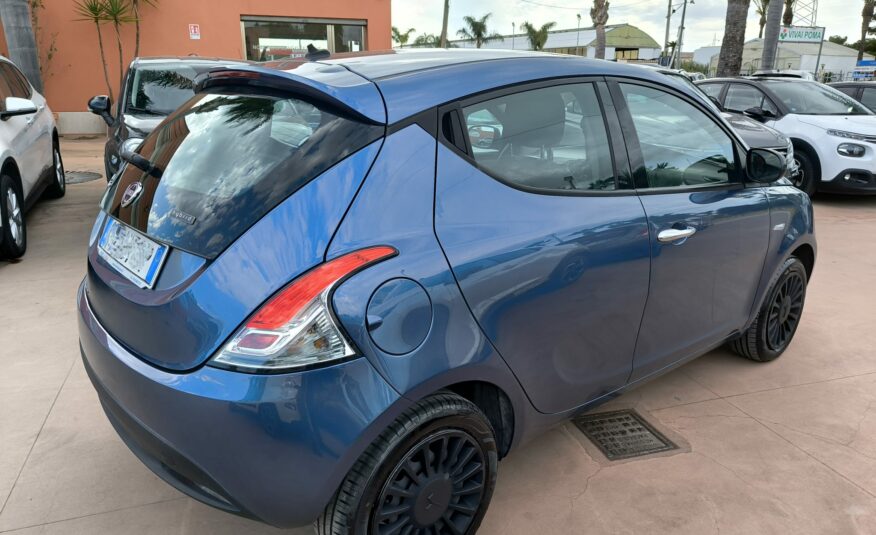 Lancia Ypsilon 1.0 FireFly 5 porte S&S Hybrid Ecochic Silver