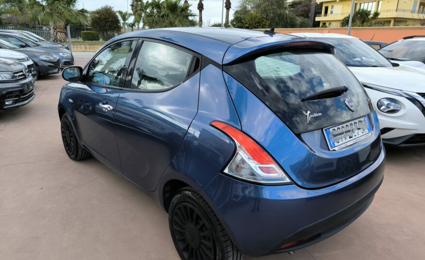 Lancia Ypsilon 1.0 FireFly 5 porte S&S Hybrid Ecochic Silver