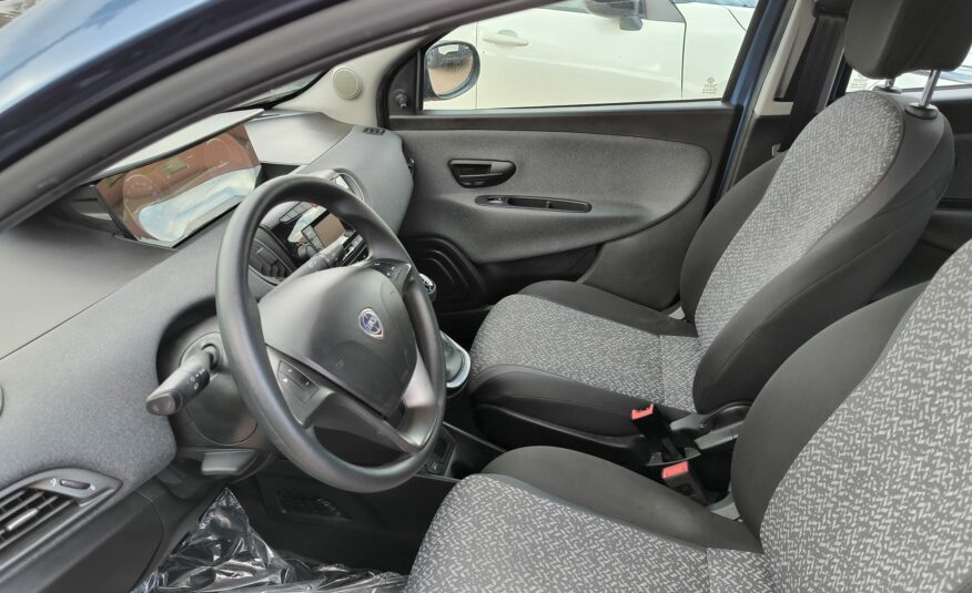 Lancia Ypsilon 1.0 FireFly 5 porte S&S Hybrid Ecochic Silver