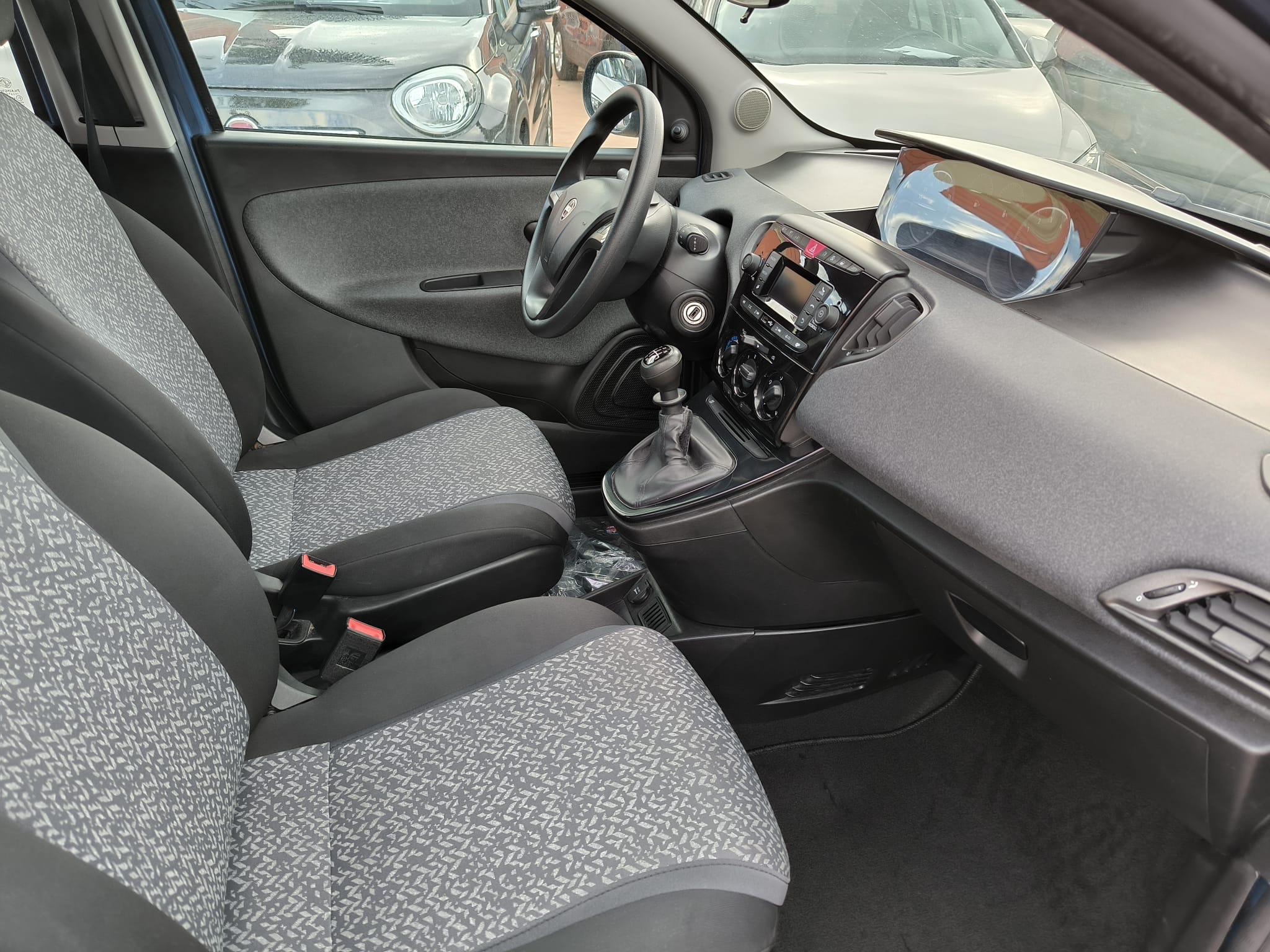 Lancia Ypsilon 1.0 FireFly 5 porte S&S Hybrid Ecochic Silver