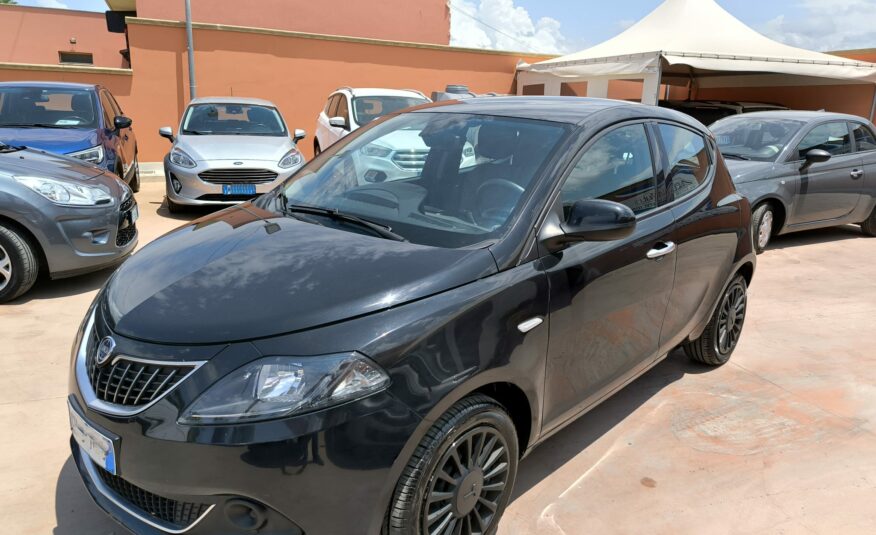 Lancia Ypsilon 1.0 FireFly 5 porte S&S Hybrid Ecochic Silver
