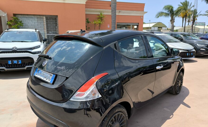 Lancia Ypsilon 1.0 FireFly 5 porte S&S Hybrid Ecochic Silver