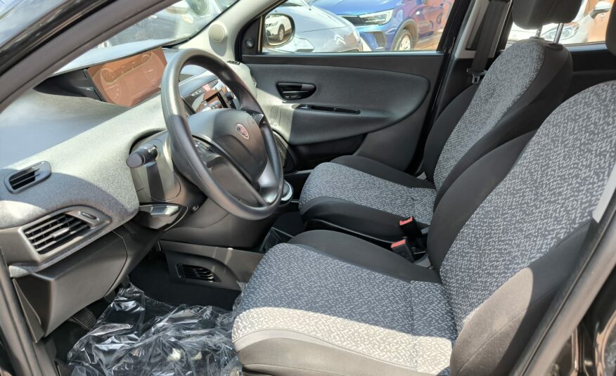 Lancia Ypsilon 1.0 FireFly 5 porte S&S Hybrid Ecochic Silver