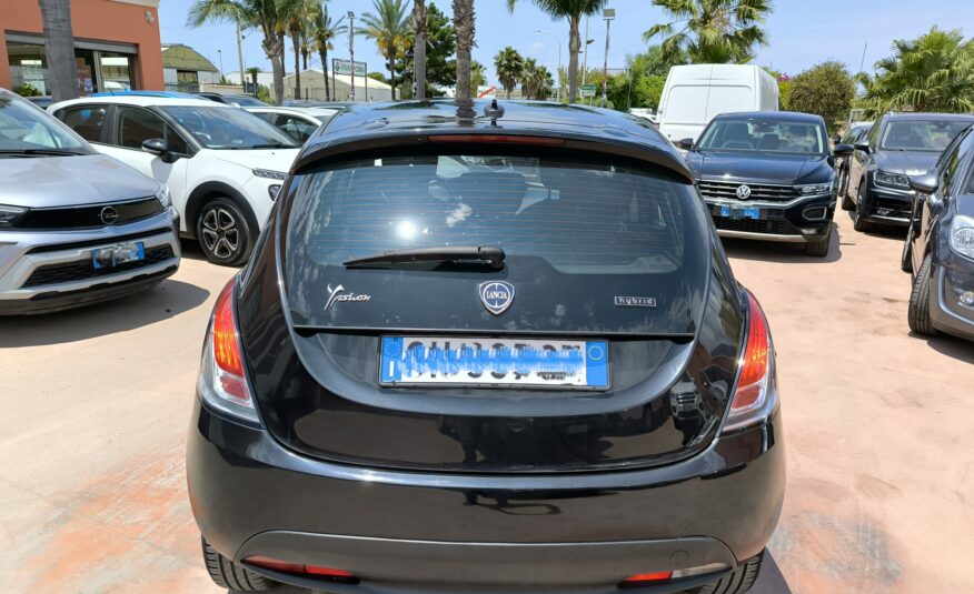 Lancia Ypsilon 1.0 FireFly 5 porte S&S Hybrid Ecochic Silver