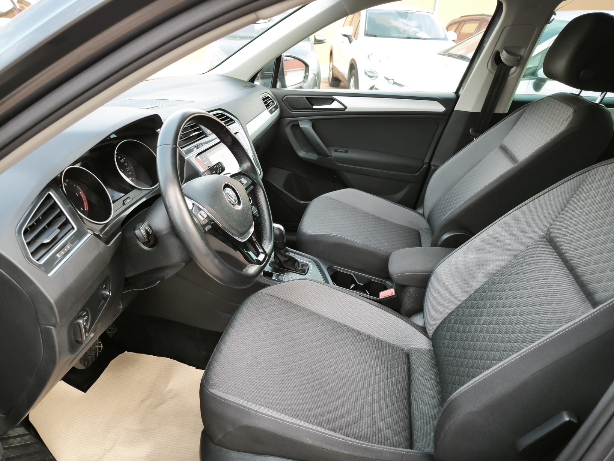 Volkswagen Tiguan 2.0 TDI SCR DSG Business BlueMotion Technology